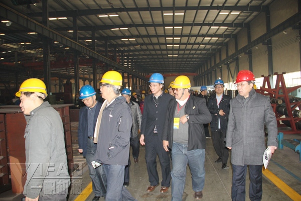 Yifan Machinery Technical Director to lead Indonesia Asphalt Concrete Association delegation visited the production plant After the visit, YIFAN Machinery invite foreign friends were photographed, and exchange presents.